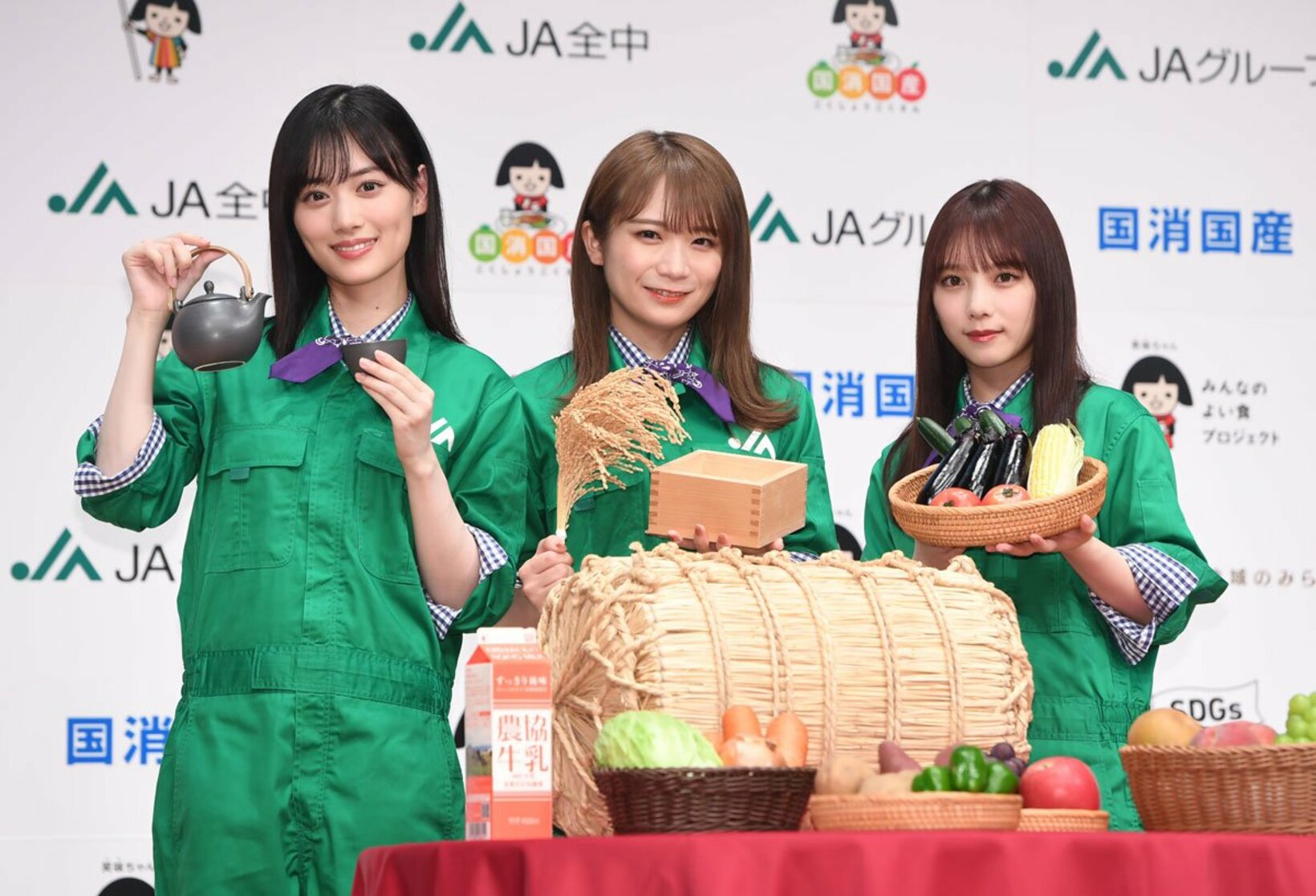 （左から）乃木坂４６の秋元真夏、山下美月、与田祐希