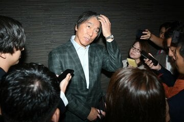 取材に応じる松井秀喜監督