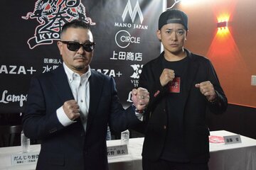 競拳２２で対戦する高岡蒼佑(右)とだんじりヤロー