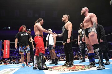 デビッド・フィンレーとも握手する辻陽太(中央左)