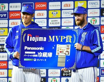  お立ち台に井納（左）と並び、笑顔のＤｅＮＡ・パットン