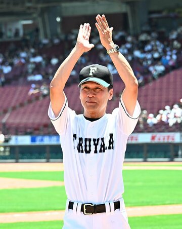 甲子園出場を決め、応援団の声援に応える福山・小田監督