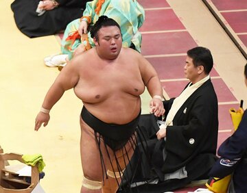  玉鷲に敗れ、肩を落とす貴景勝