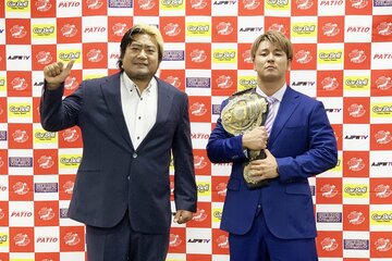 会見に出席した挑戦者の諏訪魔(左)と、３冠王者の青柳優馬