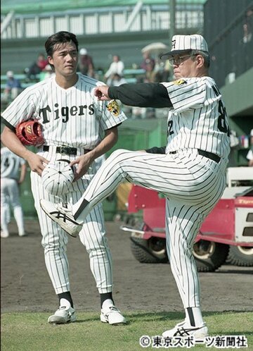  与田剛（左）を指導する野村克也監督（１９９９年）