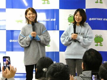 トークショーを行った中村桃佳(左)と門田栞