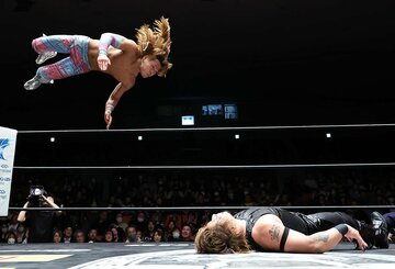 ジェイソン・リー(下)を仕留めた田中良弥の究極技スターダストプレス・ジョーカーストライザー