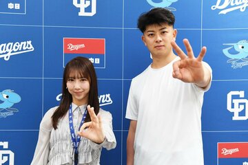 「OKポーズ」を決める中日・松山晋也(右)と、SKE48の熊崎晴香