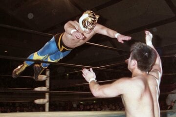 【写真】1996年 TAKAみちのく(右)にトペスイシーダを放つ4代目タイガーマスク