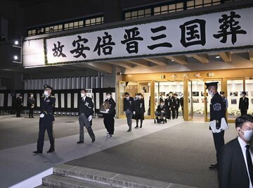 遺骨を抱えて昭恵夫人（左から３人目）は会場をあとにした（代表撮影）