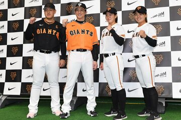 イベントに登場した（左から）岡本和真、小林誠司、金満梨々那、 島野愛友利