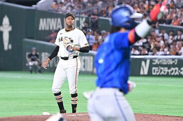 ９回、DeNA・度会隆輝(右手前)に勝ち越しソロを浴びた巨人・マルティネス