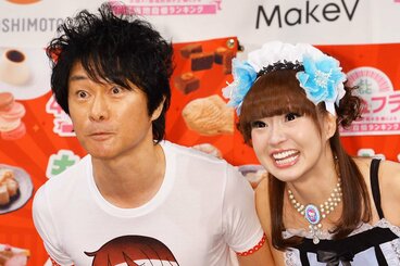 かつみ(左)と妻のさゆり