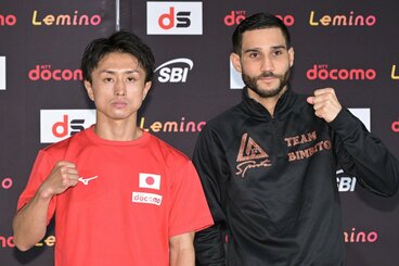 ポーズをとる石井武志(左)とウィルフレド・メンデス