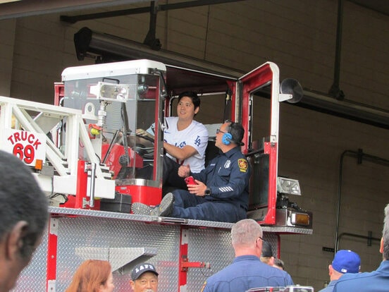 消防車を運転する大谷翔平