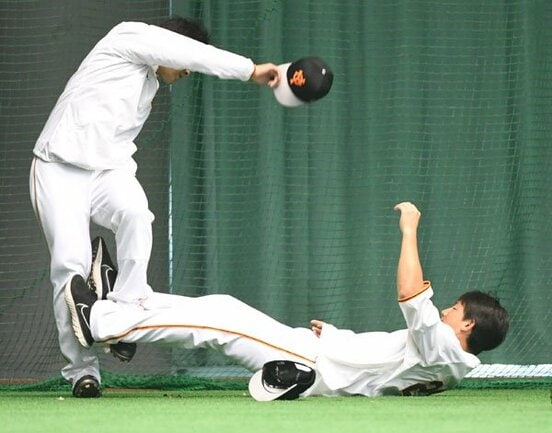  岸田(左)に襲いかかる小林