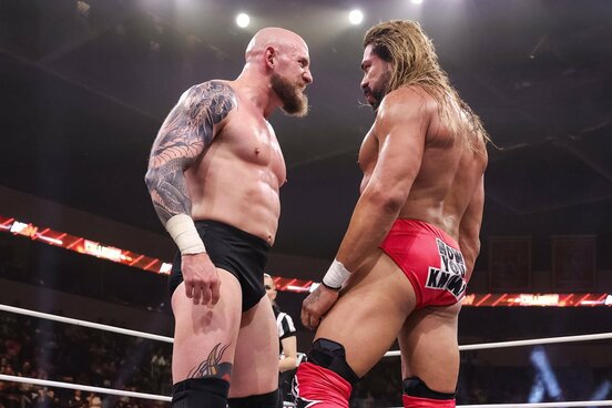 アンドラデ・エル・イドロ(右)と激戦を見せたゲイブ・キッドだが…(©All Elite Wrestling)