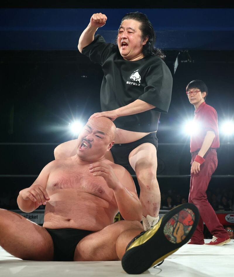 クロちゃんの頭部に拳を打ち込む小力