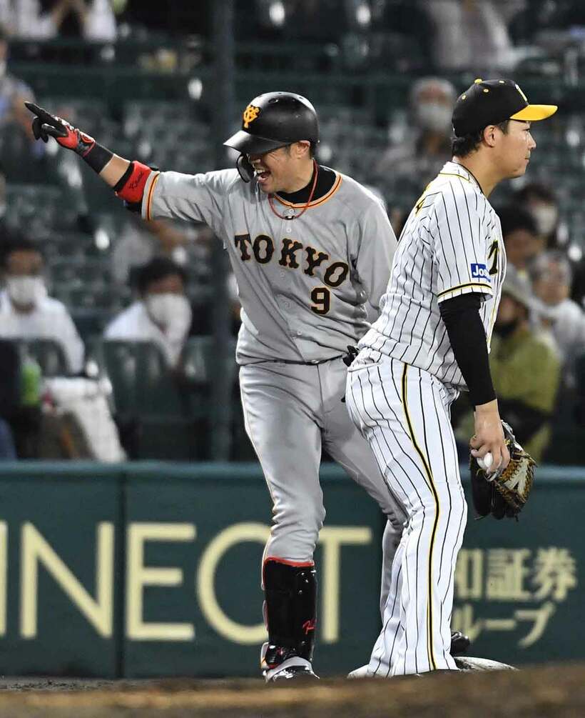  巨人・亀井は６回に２点適時三塁打を放った