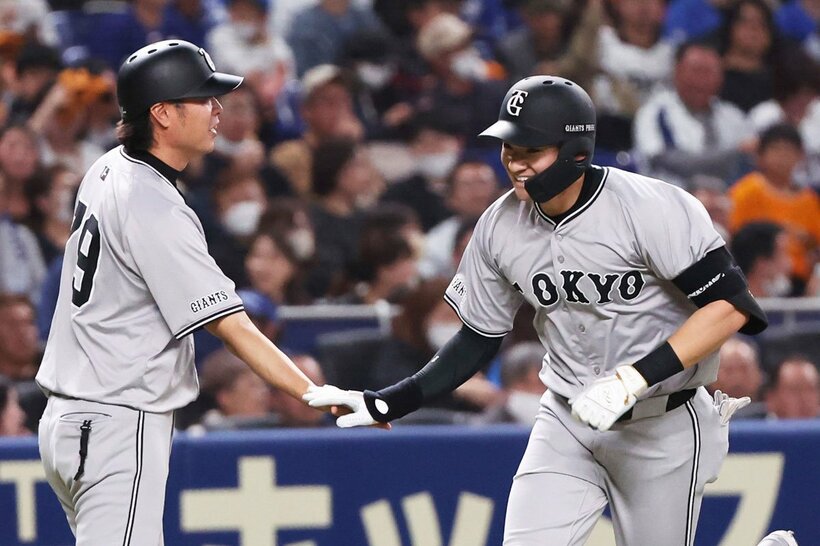 ８回、本塁打を放った萩尾（右）