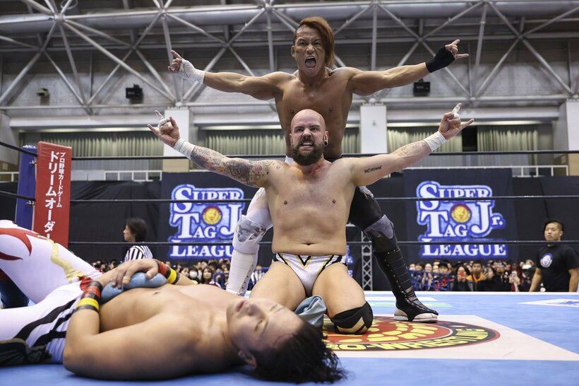 ３勝目をあげた石森太二（奥）とロビー・エックス