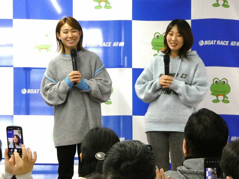 トークショーを行った中村桃佳(左)と門田栞