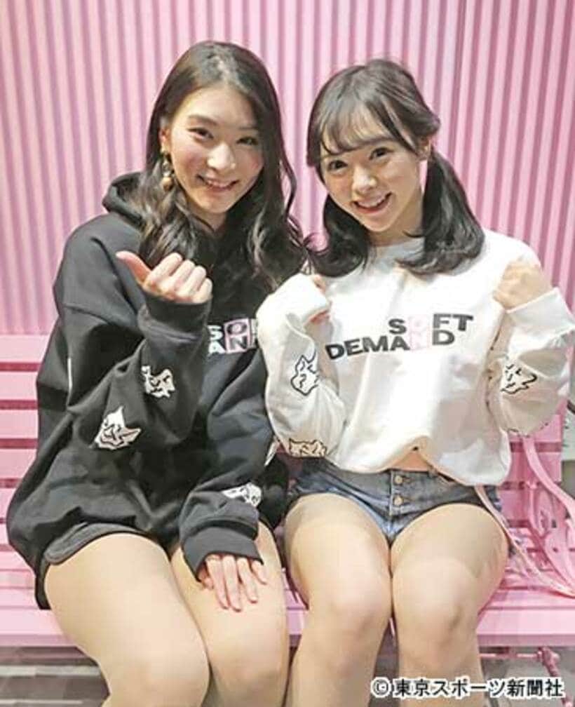  ティッシュのアイコンのかわいさに本庄鈴（左）と小倉由菜も笑顔
