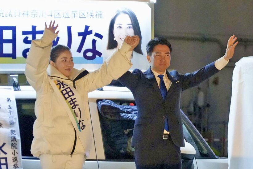 永田磨梨奈氏（左）を応援した小泉進次郎防衛相