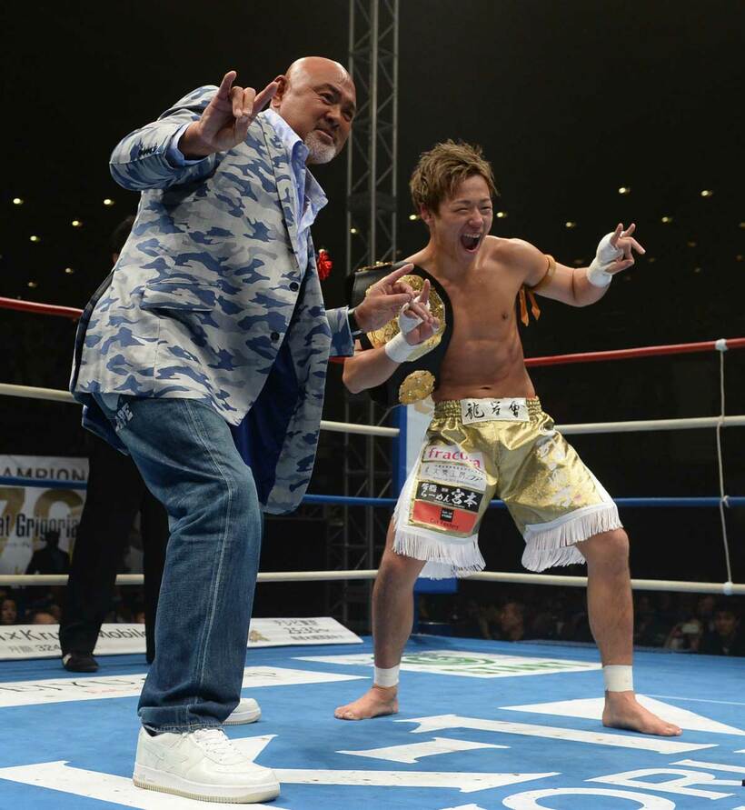  ２０１６年４月、武藤敬司とプロレスＬＯＶＥポーズを決める武尊（東スポＷｅｂ）