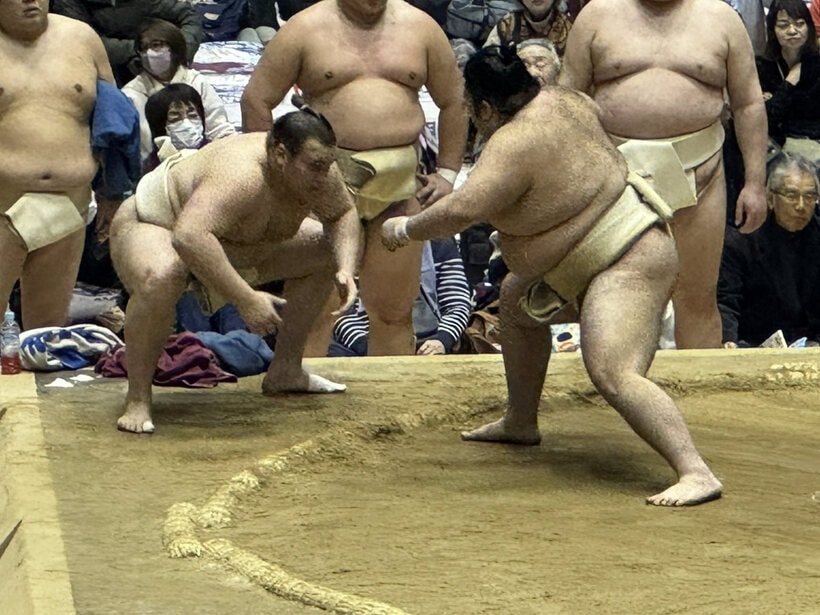 ぶつかり稽古をする安青錦（左）