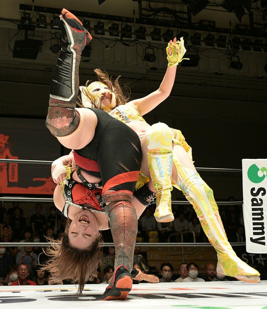 スターライト・キッド(右)にテキーラショットを決めた鈴季すず