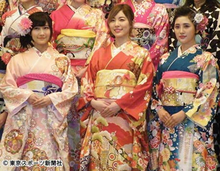 ＡＫＢ４８グループの成人式に参加した（右）から兒玉、松井、矢倉楓子