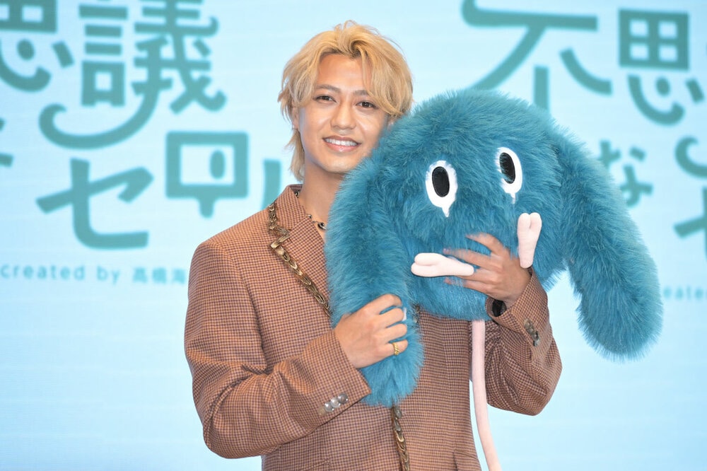 セロルの人形を抱っこする高橋海人