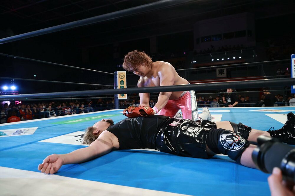 高橋裕二郎の胸元に思い出のグローブを乗せる海野翔太