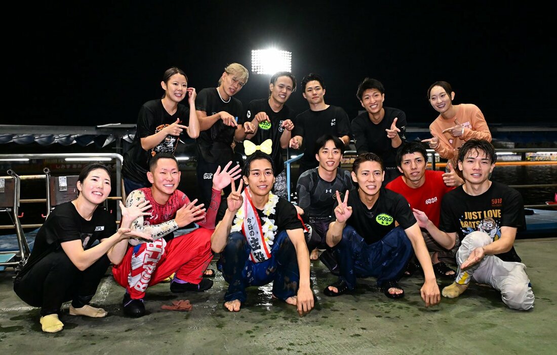 仲間と記念撮影する篠原晟弥(前列右から3人目)