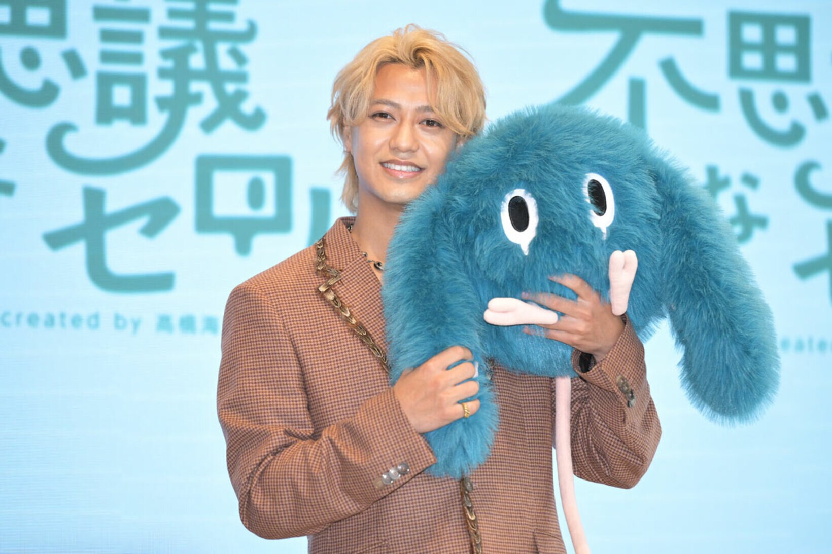 セロルの人形を抱っこする高橋海人