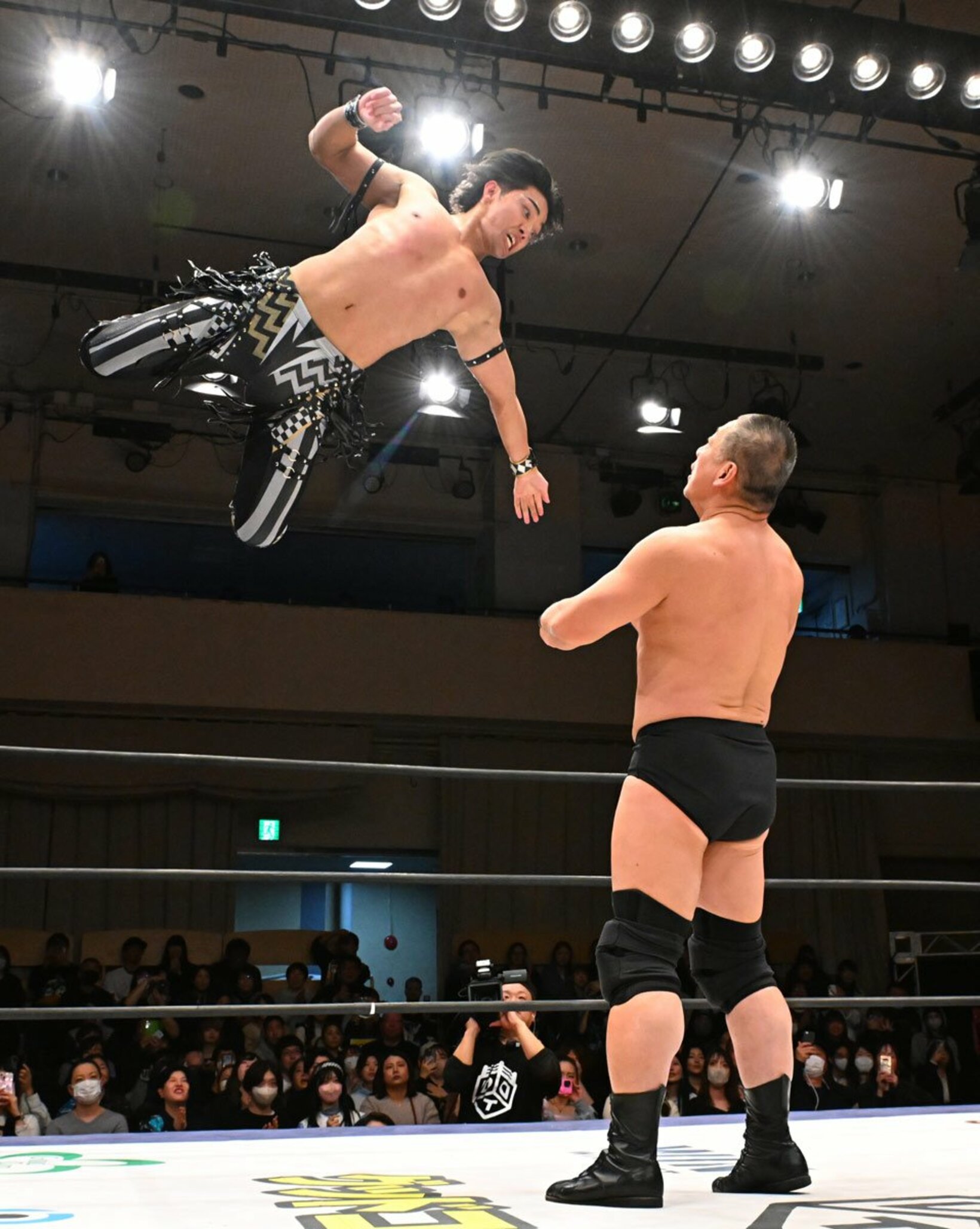 高木三四郎（右）をスワンダイブ式フォアアームで攻める武知海青