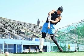 自主トレで打撃練習する柳田悠岐