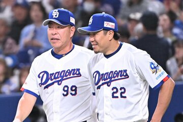 力投の大野雄大(右)を称える中日・井上監督　