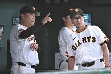今季途中から大役を担った橋上監督代行(左)を支えた巨人・川相コーチ