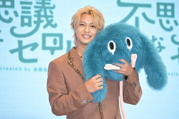 セロルの人形を抱っこする高橋海人