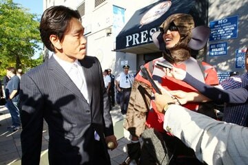 猿の仮装をした井川慶（右）を凝視する松井秀喜
