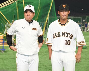  さっそく全体練習に参加した巨人・中田(右)