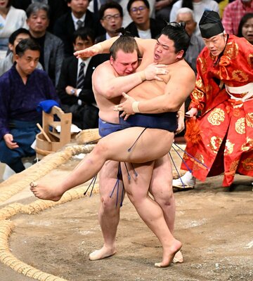 平戸海(右)を落ち着いて下した安青錦