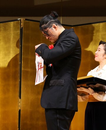 目録の中をのぞき込むOZAWA