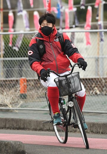  自転車に乗って球場入りする小園（東スポWeb）