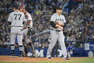 ７回途中、勝利投手の権利を持って降板した巨人・田中将大(右)