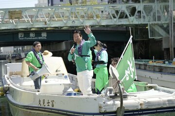 ボート遊説に繰り出した秋元司氏