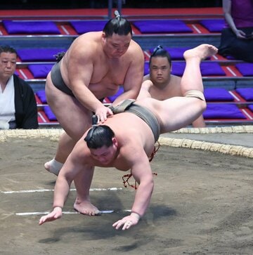 朝乃山は錦国を上手出し投げで下した（東スポWeb）