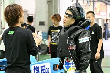 優出を決め、上野真之介(左)と話し込む塩田北斗